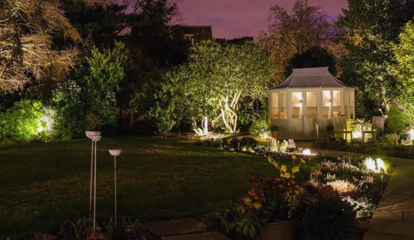 Lắp đặt đèn trang trí ngoài trời: Những điều cần biết để đảm bảo an toàn và thẩm mỹ